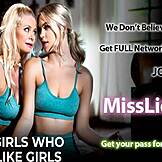 Velké prsa lesbická líže přímou hnědovlásku spolubydlící oholenou píču.