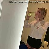 קיבלתי מציצה לוהטת מטרנסית בחדר הלבשה היום