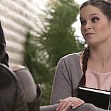 Lesba s velkými kozy svádí a sedí na obličeji drobné teen nevlastní sestře