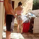 ฉันจับลูกเลี้ยงใส่กางเกงขาสั้นซักผ้าและอยากหีเธอสุดๆ