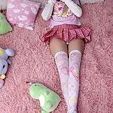 Млада дребничка момиче получава интензивен крем пай в близък план!