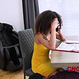 Mostohaapa, tanulni próbálok, hagyd abba a zavarást! Ez a pici 18+ csaj küzd a koncentrációval a cncteen 18+ platformon