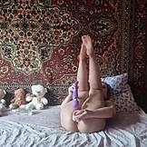 Horká ruská osmnáctka šuká chlupatou kundičku obřím dildem