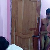 Amatőr ribanc kezel két farkat vad hármasban