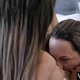 शानदार समलैंगिक प्रेमिकाएं मुंडी हुई चूत को तीव्र इच्छा से चाटती हैं