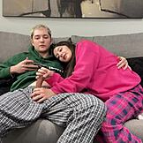 Abang tiri ditangkap melancap, adik tiri ambil alih dengan handjob