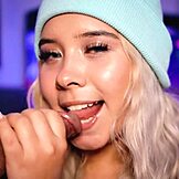 Blondínka z vysokej školy zarába peniaze cicáním kurca priateľa na webkamere