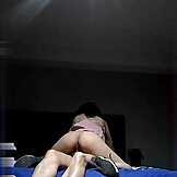 Povlekel sem prijateljico iz zabave v posteljo za divje lizanje ritke in pasji stil. Zadrževal sem stokanje, da starši ne bi slišali!