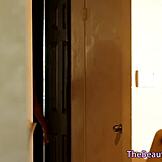 Leszbikus tinédzserek 18+ puncinyalásba merülnek egy vad hármas előtt