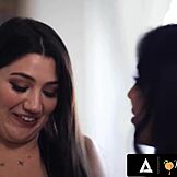 Garota da mamãe - MILF e enteada se esfregam no sofá