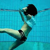 Sramežljiva ruska 18+ se sleče gola ob bazenu hitro