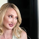 Lesbo-MILF riisuutuu ja istuu pienen 18+ sijaiskoiran päälle 😈