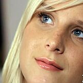 Süße volljährige Teen spielt mit Spielzeug in Solo-Masturbations-Session!