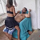 Saya pergi cukur stepdad dan dia makan memek saya sebaliknya