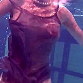 Gledam Katya Okuneva, kako poskakuje z joškami v obleki na zabavi ob bazenu