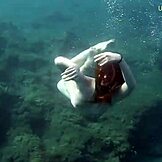 Vroča rdečelaska plava pod vodo v bazenu Tenerife s seksi bikinijem