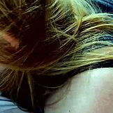 Τύπος Τρυπάει Μικροκαμωμένη Νεαρή 18+ στο Αυτοκίνητο