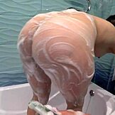 Vohunim za punco v prhi, umijem ji veliko rit nato jo analno pofukam dokler ne konča v pov