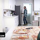 Zahvalni dan postane divji, ko velike joške milf jebe mož in pastorek