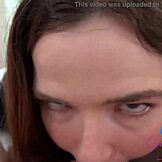 Küçük amatör güzellik Alina West sikini emiyor ve seni POV'da beceriyor