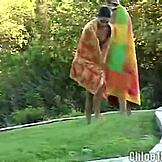 Chloe slickar sin lesbiska väns fitta vid vattenfallet