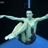 Адриана делает шлюшью прогулку под водой, выглядит горячо