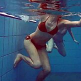 Marusia in Melisa Darkova se potopita v podvodno lezbično igro