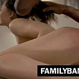 Adolescenta curioasă cu pistrui 18+ explorează pula tatălui vitreg negru