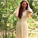 Красивая 18+ Николь раздевается, чтобы показать бритую киску в объятиях природы