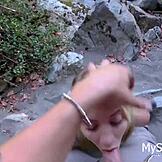 Blondynka 18+ dostaje dzikiego outdoorowego jebania z dużymi cyckami podskakującymi mocno