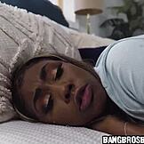 زوج أم أسود ينفجر أخيراً مع إغراء مراهقة سوداء!