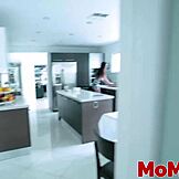 Stiefmoeder betrapt perverse kerel en strijkt hem... Oh man