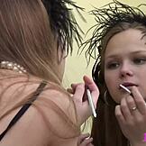 Genç Bianca19 doğal çıplak vücudunu göstermek için soyunuyor