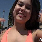 Esta pequeña joven ama chupar polla en POV. Lame bolas duro por clips gratis.