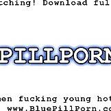 доли литъл 18+ смуче кура на стареца по време на игра с играчки