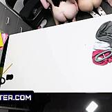 शॉपलिफ्टर - दो ब्यूटीज चोरी पर पकड़ी गईं, गार्ड को पिंक ट्वाट्स ऑफर करती हैं। मैन, वे ट्रबल से निकलने के लिए डेस्परेट हैं!