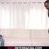 Crnac dominira i jebe sitnu trenerku