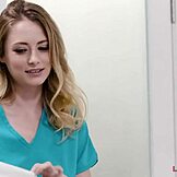 Maestro massaggiatore mostra mosse scivolose alla novizia calda Kyler Quinn