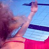 Elena Proklova kelihatan seksi banget sendirian di kolam pakai gaun ketat. Tato dia tambah greget.