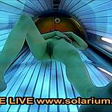 Solarium Blonde 18+ Teen erwischt beim Selbstfingern auf versteckter Kamera am öffentlichen Voyeur-Spot