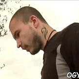 Starý chlap buchá mladú ruskú tínedžerku v tesných miestach