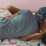 Coppia indiana bollente scopa duro nel ranch rustico. La loro passione casalinga si accende a ogni spinta.