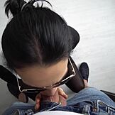 Ribanc barna pomponlány mély nyálas szopást ad és lenyeli a cumot POV-ban