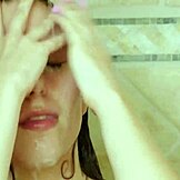 уау! пленителна брюнетка удивлява в чувствен душ сцена!