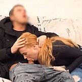 Zrzka tvrdě roztáhnutá věřitelem na pohovce 😳