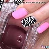 Hei, katso kuinka pieni brunette Destiny leikkii leluillaan läheltä