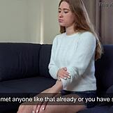 Punca prstkuje svojo tesno pičko do vrhunca