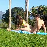 Üvey Kardeşim Ebeveynler Yakında Değilken Açık Havada Beni Çok Sert Sikiyor