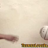 Gadis kecil 18+, boleh kau tanggung kontol hitam besar ini dalam kau?