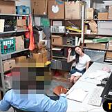 Młoda 18+ złodziejka przeszukana i ukarana twardym kutasem